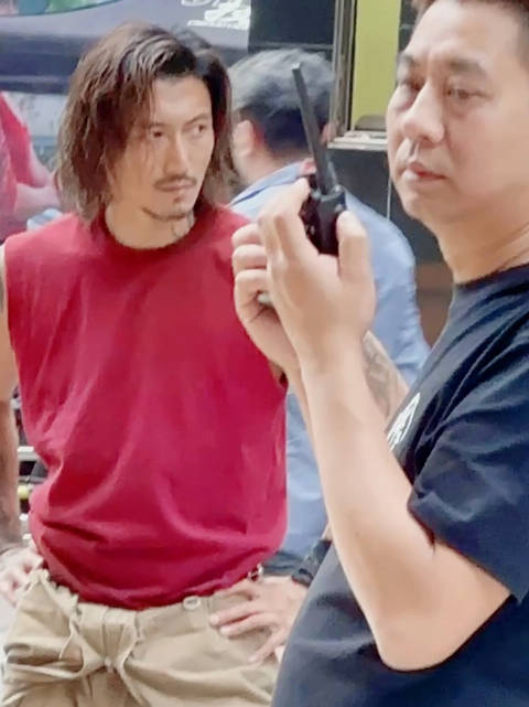 谢霆锋香港街头拍摄被路透,手臂布满纹身狂野,任达华霍汶希探班