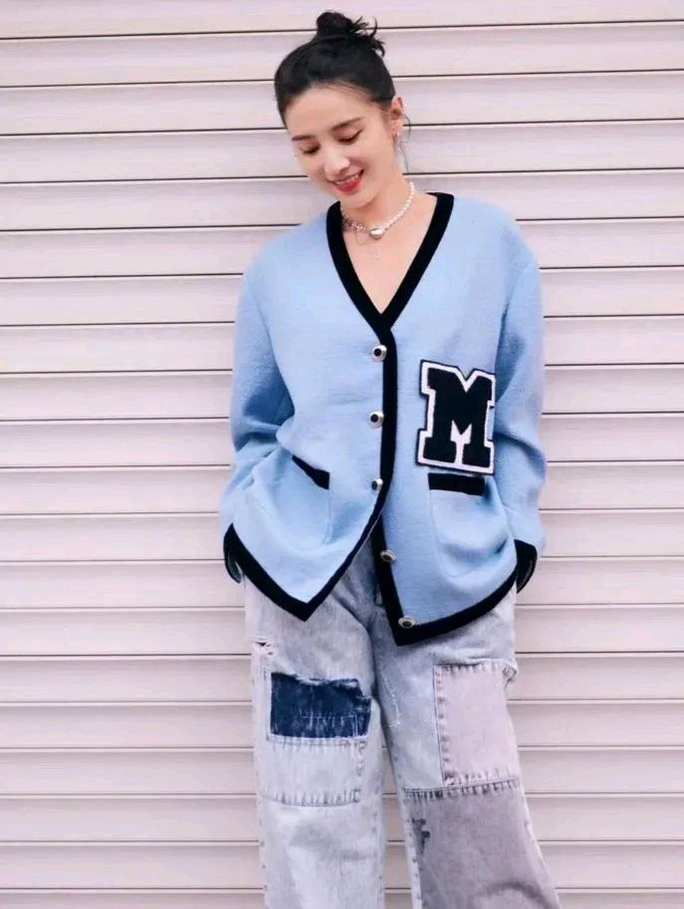 小宋佳才是时髦精,扎丸子头,穿乞丐裤,独具个人风格!