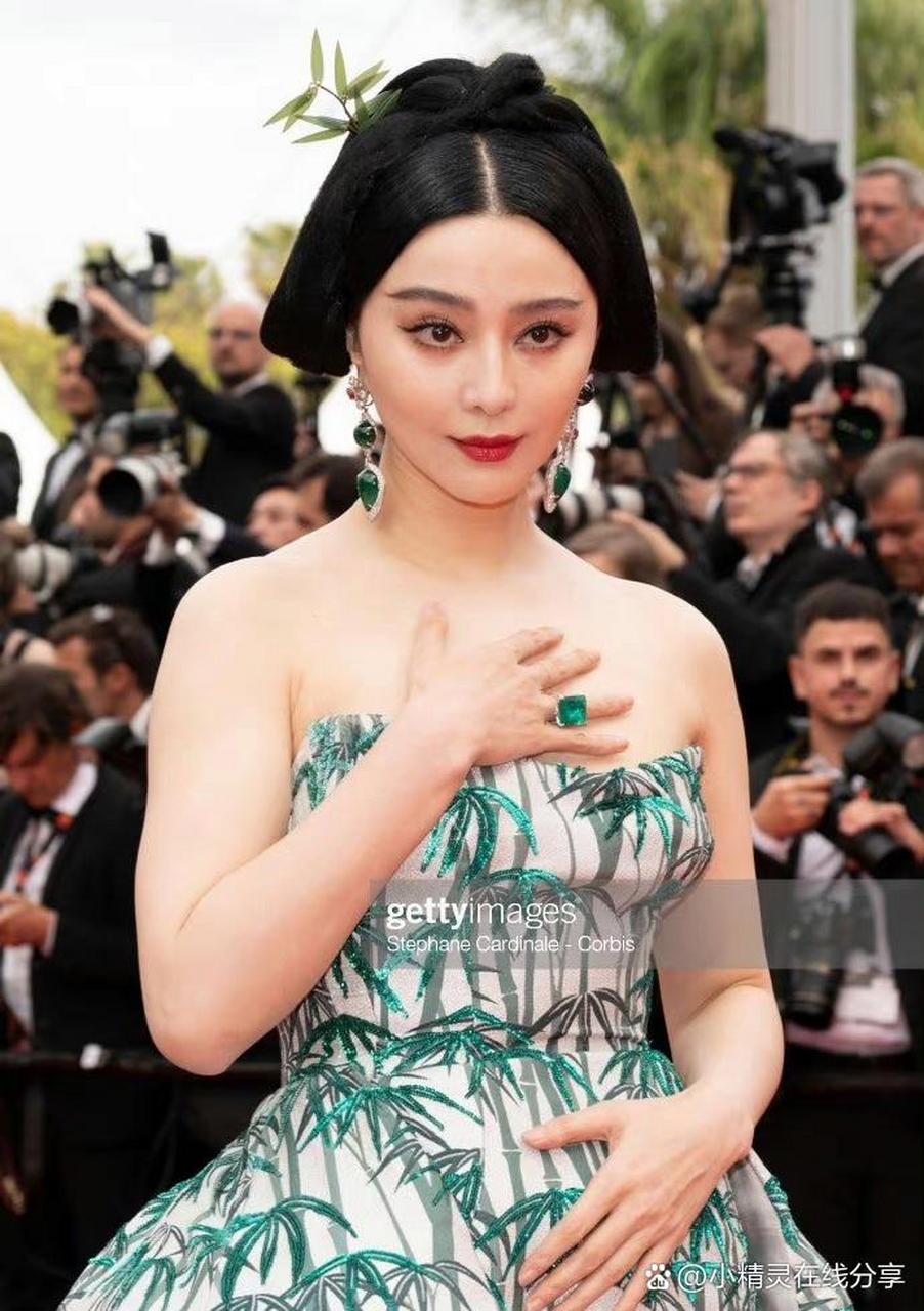 2023第76届戛纳电影节,中国女星走红毯造型欣赏.蒋梦婕造型争议最大.