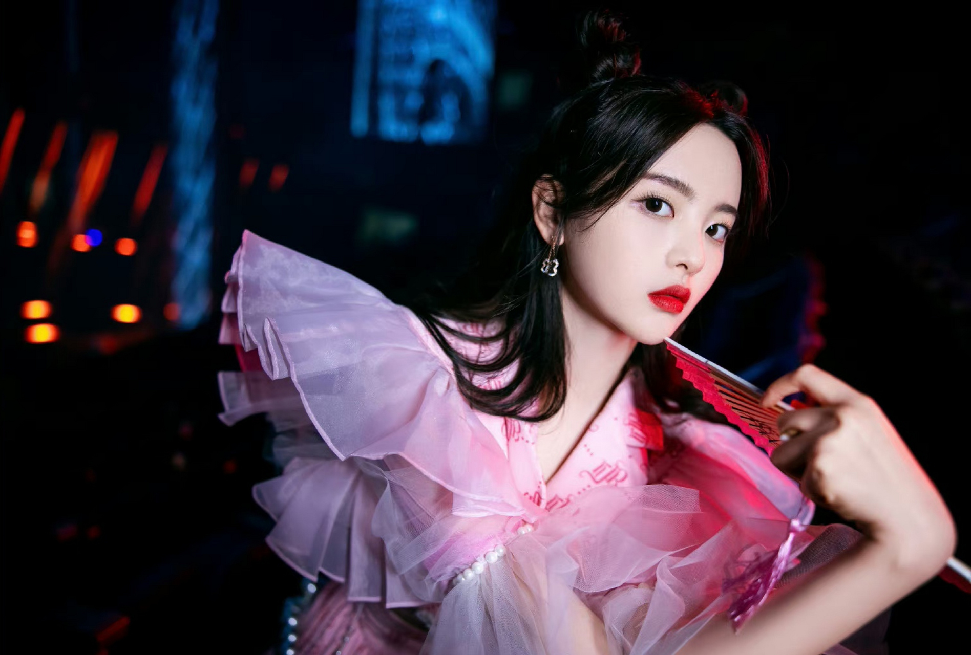 杨超越# 一袭粉色仙女裙,手执粉色竹扇,甜美清纯的容颜,明眸皓齿