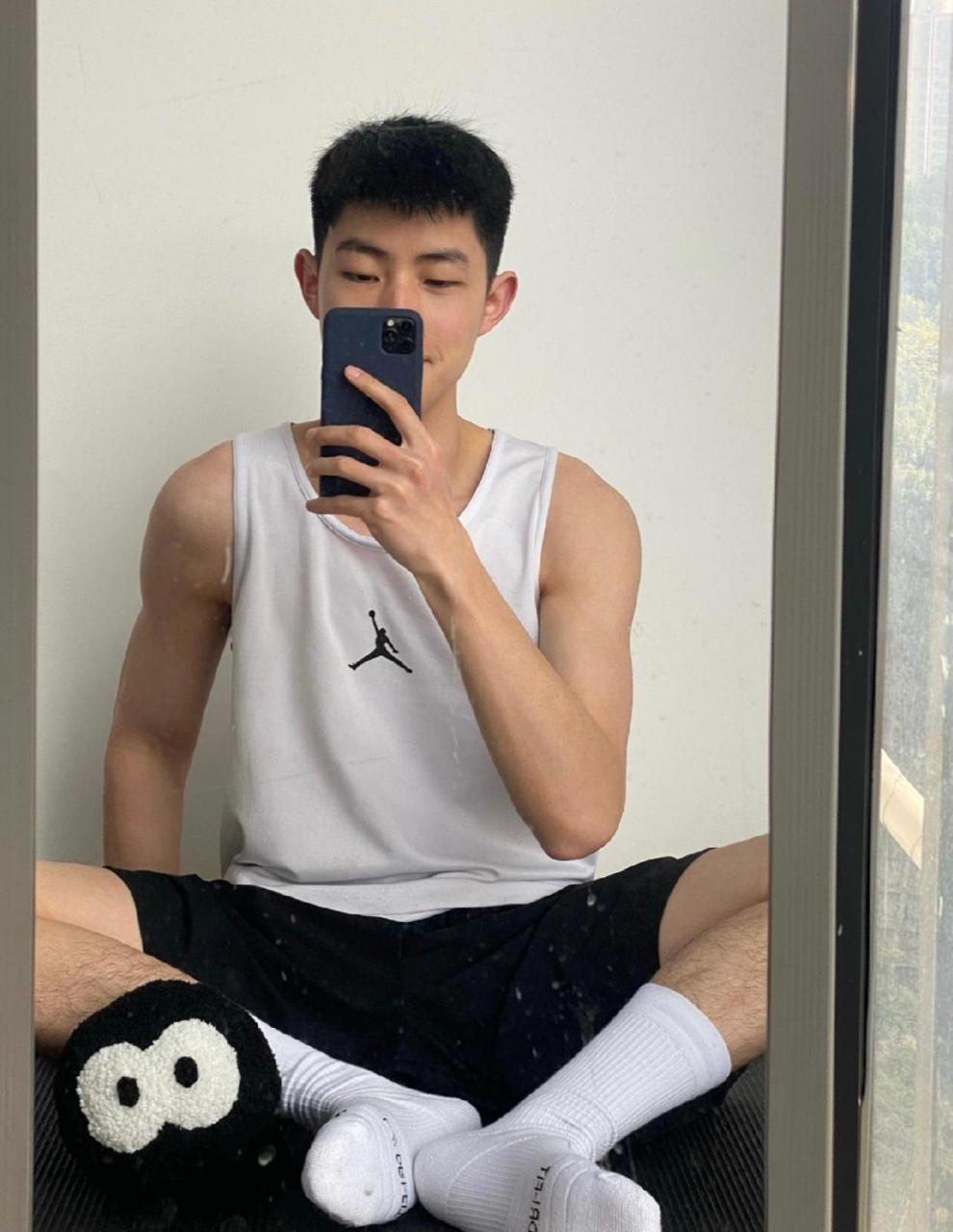 白袜体育生小哥自拍#百家快评