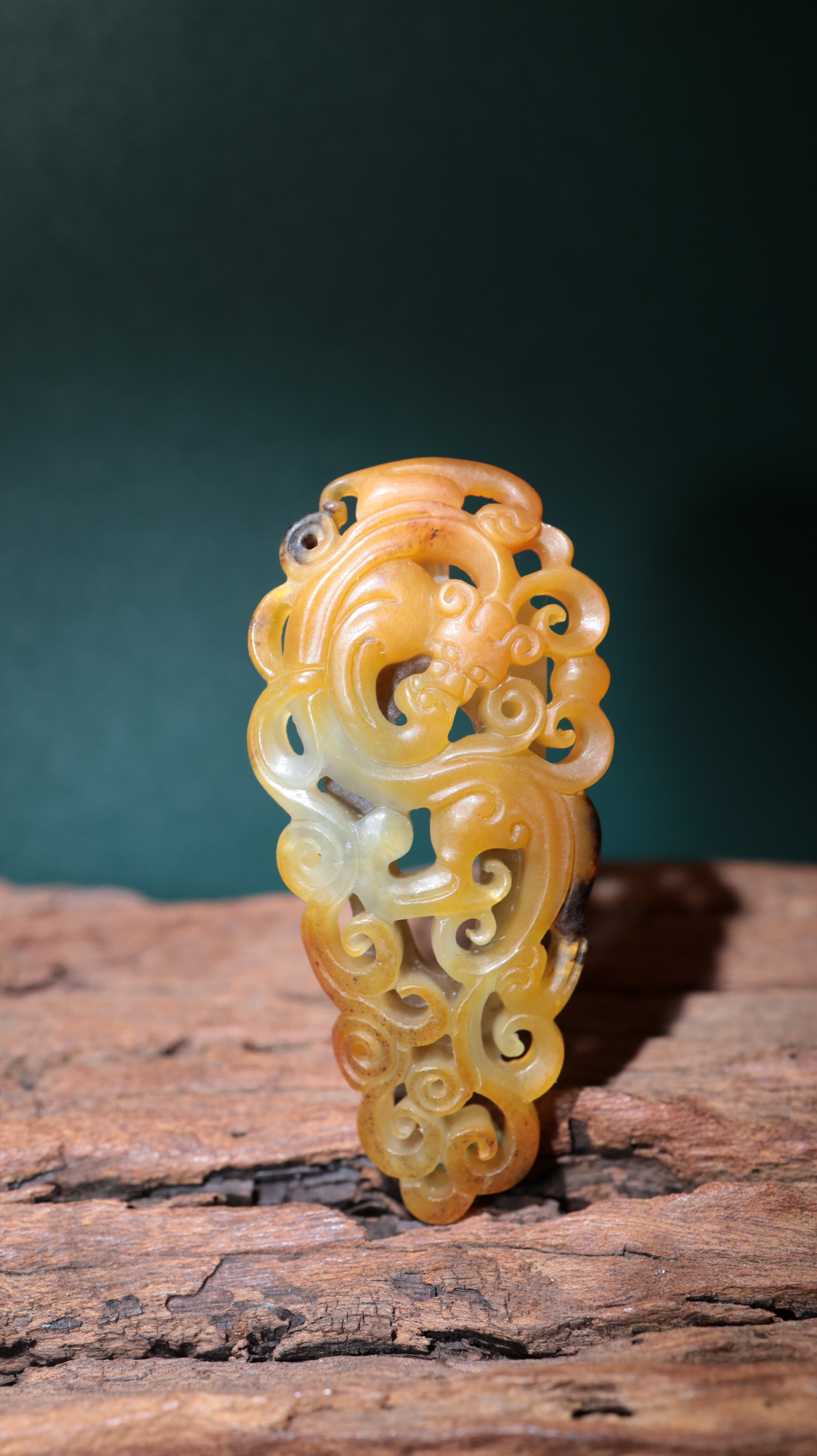 沁色螭龙玉牌挂件