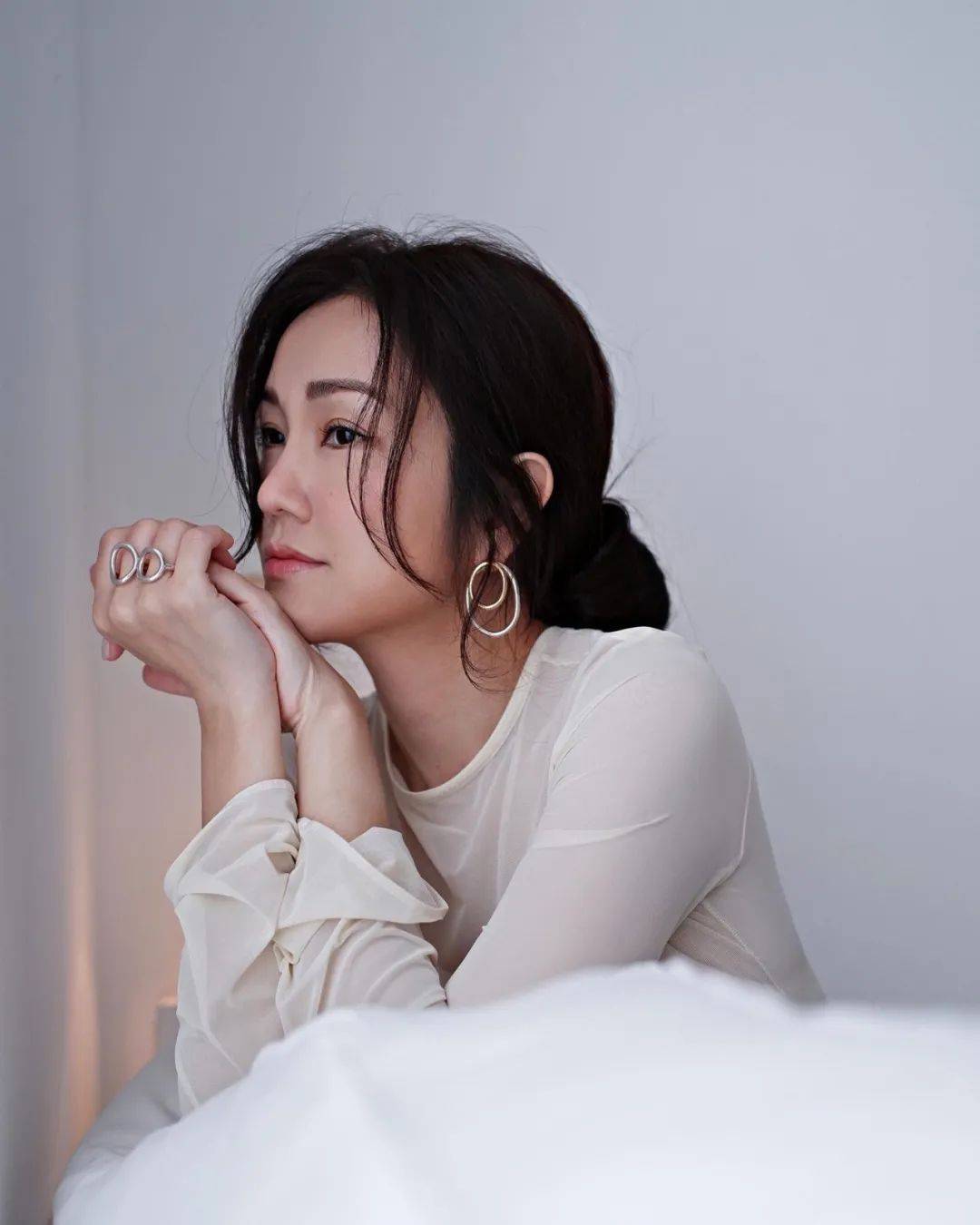 而我 一个月也有六七千工资 我用的手机都谢安琪45岁女性谢安琪