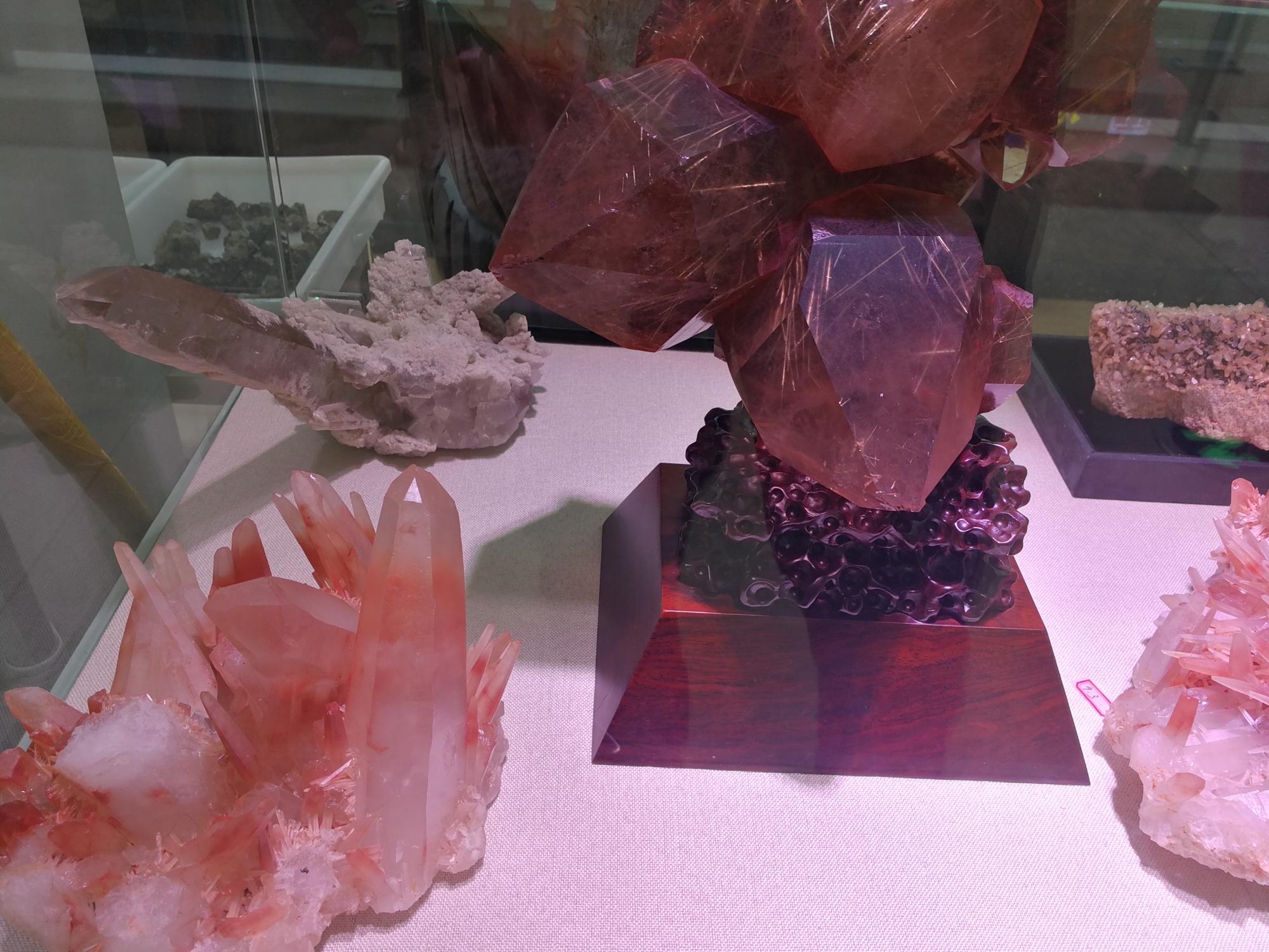 江苏一座冷门的小城,年产水晶30万吨,有"中国水晶之都"之美誉