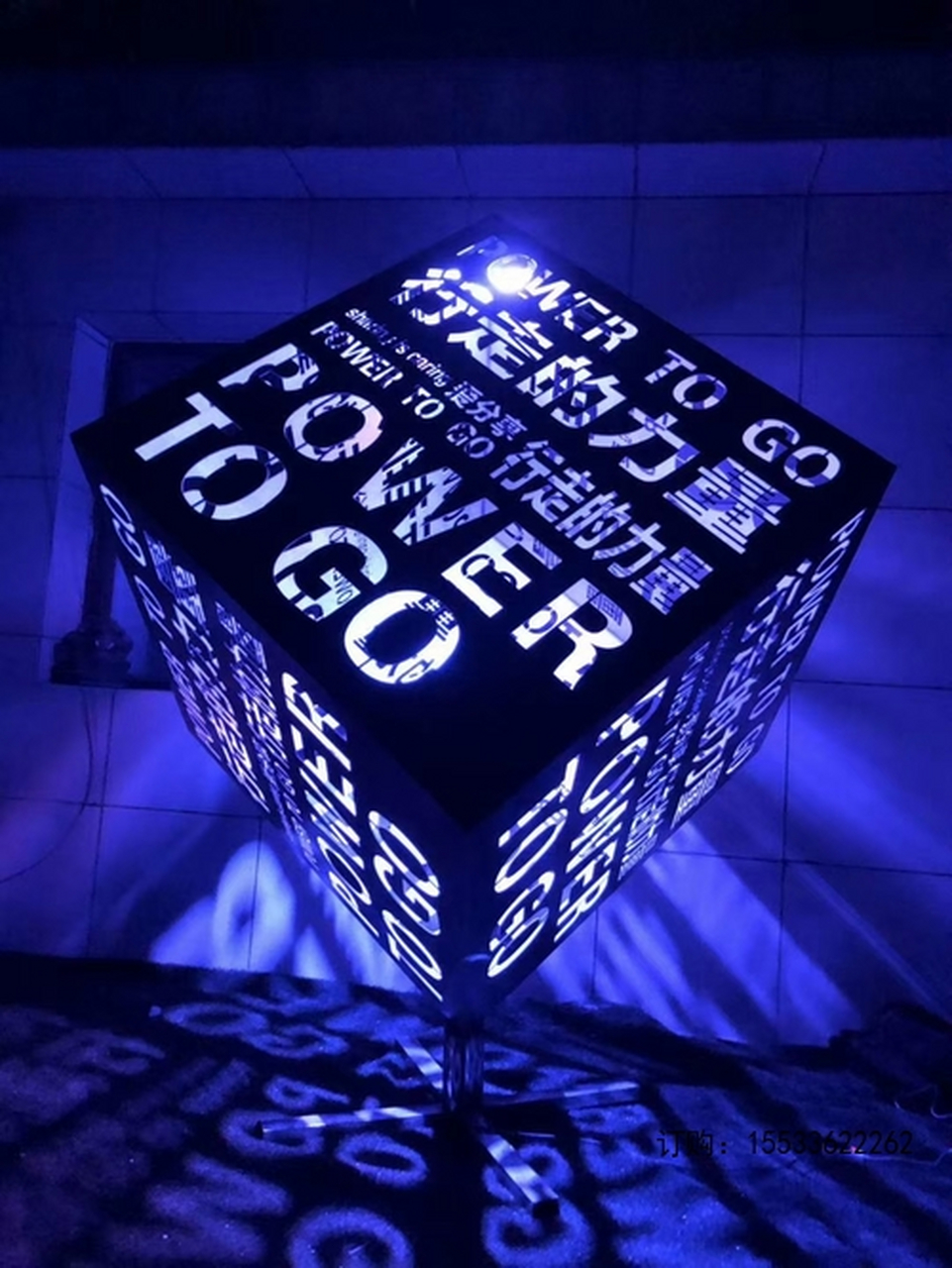 不锈钢魔方雕塑是一种比较简单的雕塑,只要做到线条平直,造型仿真
