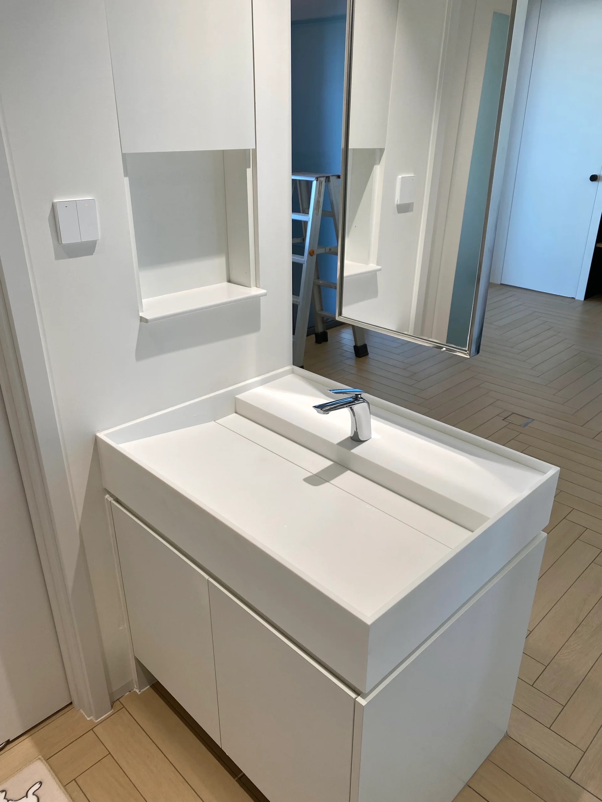 白白洗手区,底托是白色人造石,看起来很好看,说