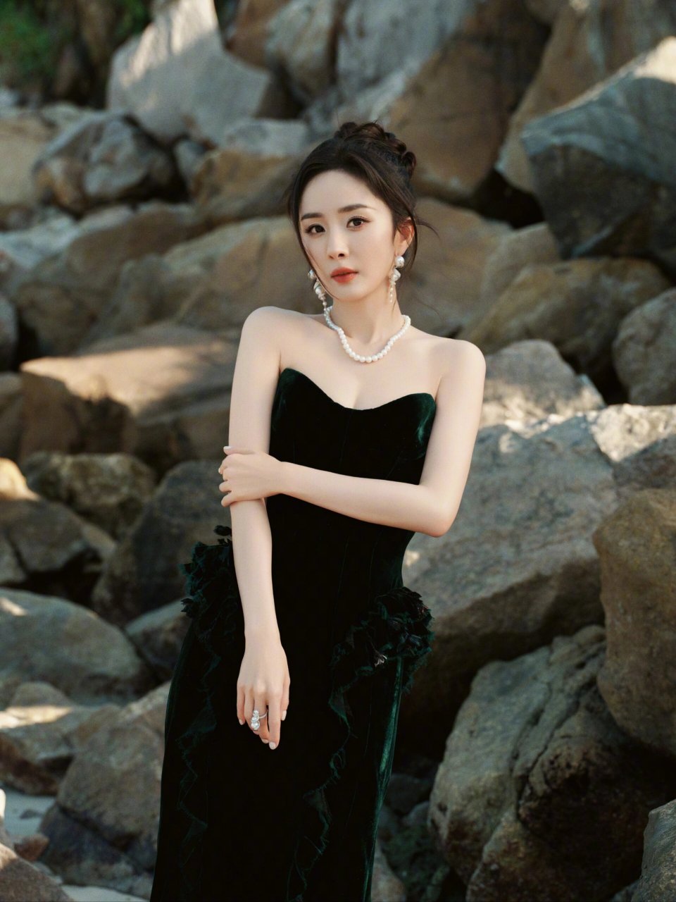 杨幂海边拍新造型,穿黑色绒面礼服裙优雅又性感,尽显成熟女性的时尚