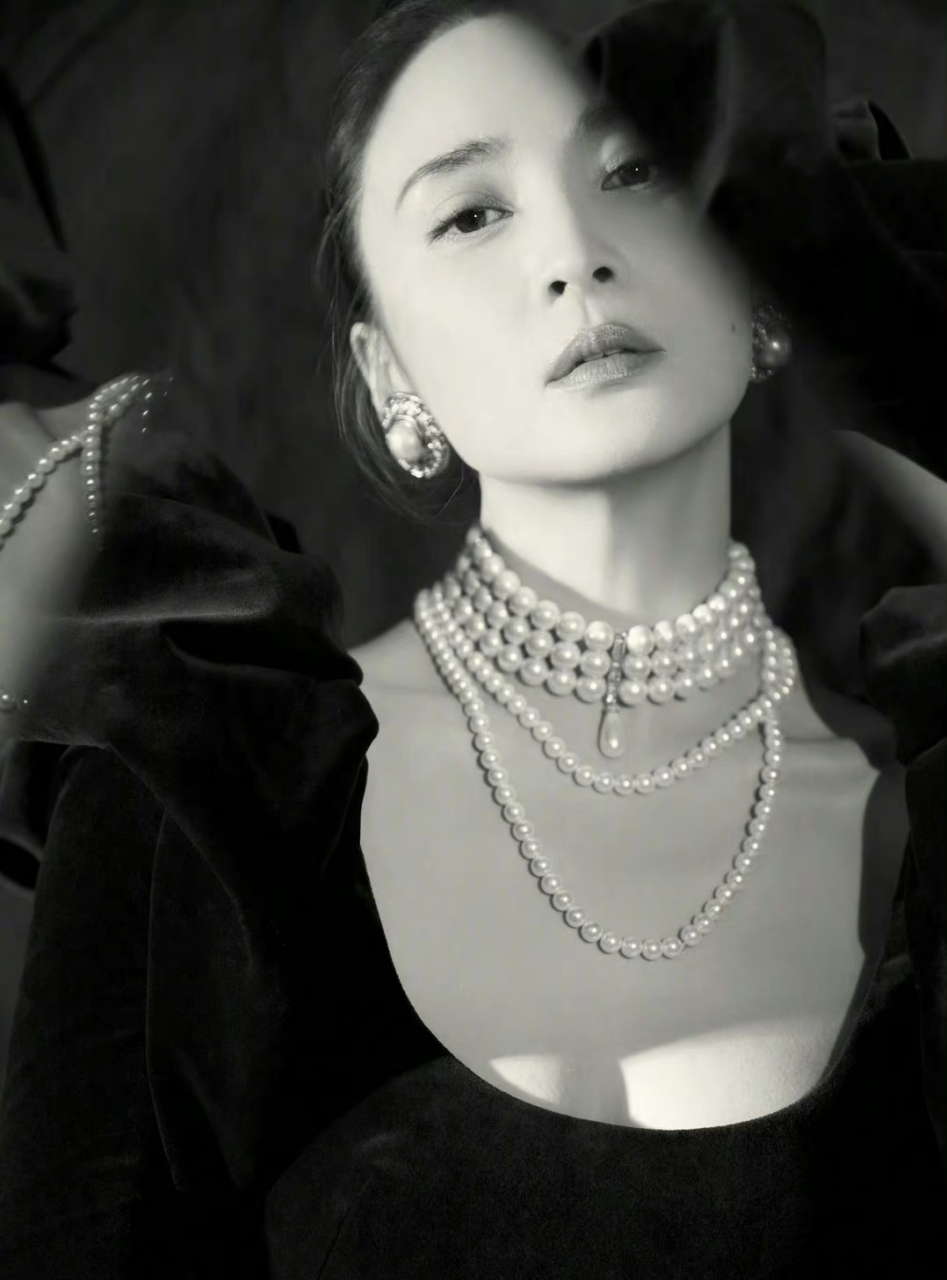 蒋勤勤今日出席费加罗时尚盛典,两套黑色礼服都特别优雅时尚.