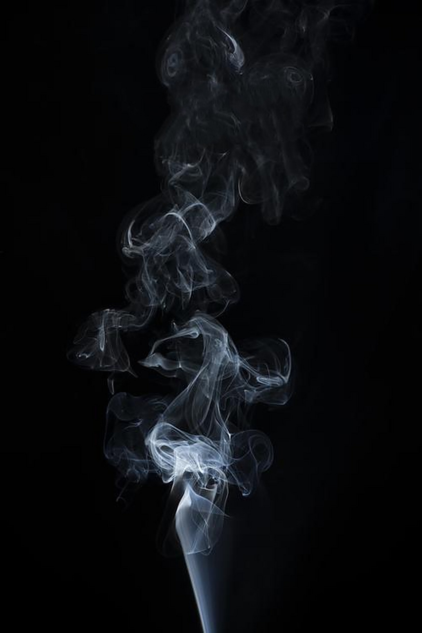 七绝·闲心 文|草堂天闲  一支燃尽红尘苦, 烟缕难知岁月愁.