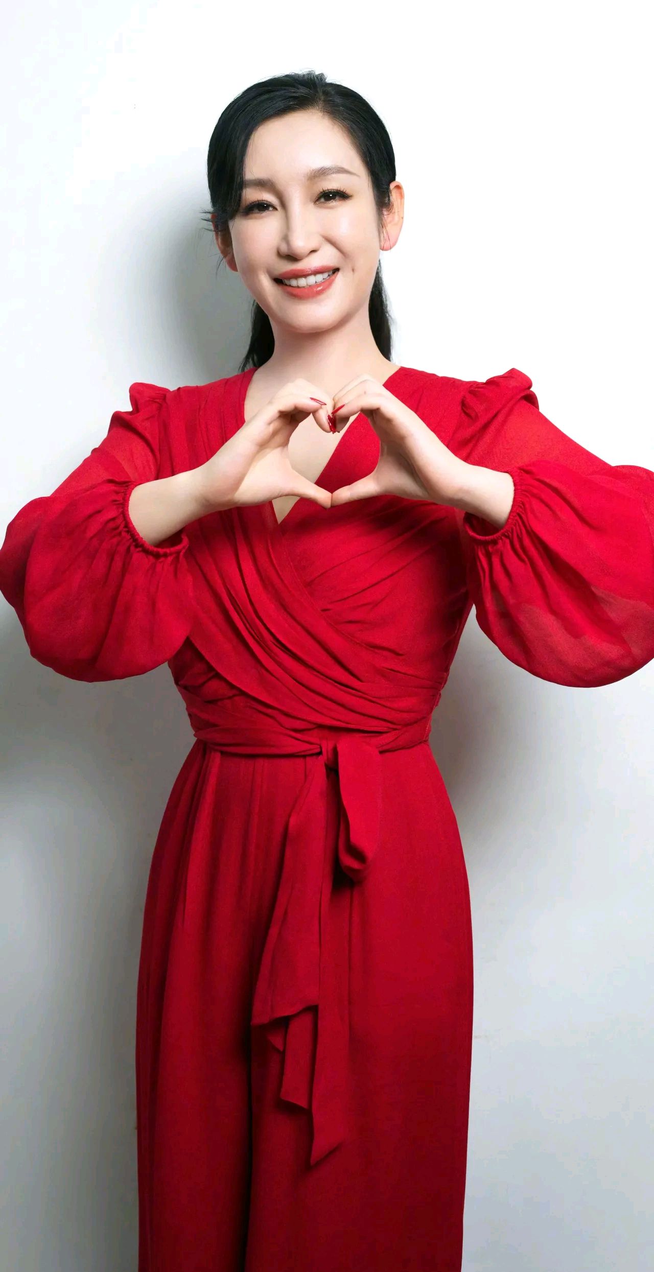 美女明星大年初一来拜年啦,祝大家新年快乐,虎年吉祥