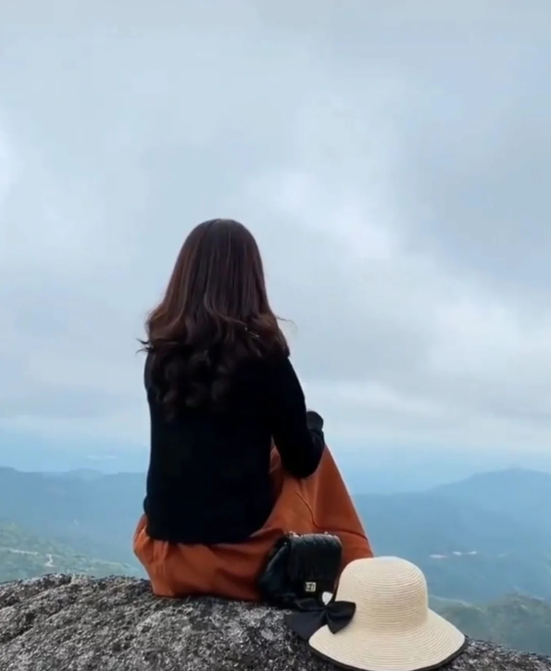 风雨奔跑的女子图片图片