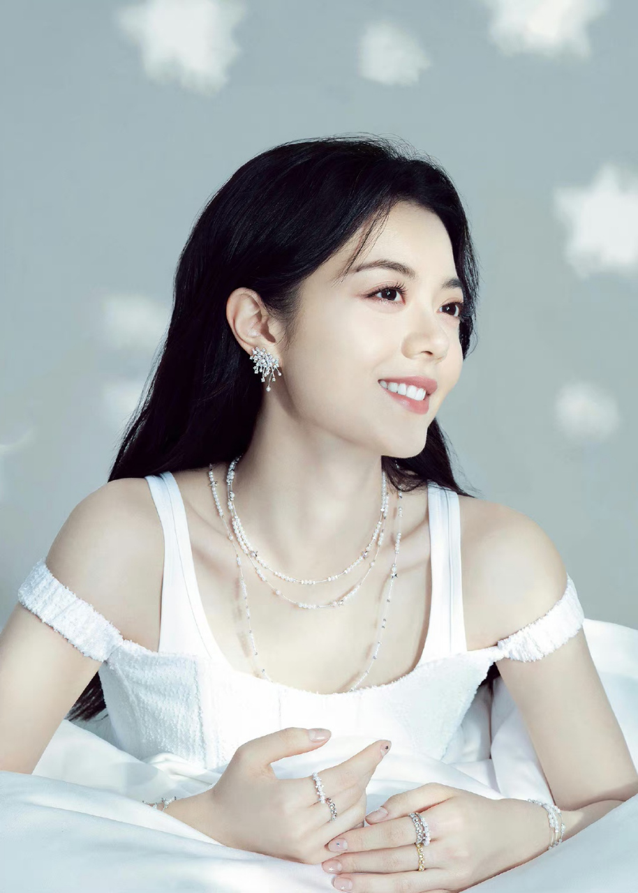 赵今麦# 甜美可爱的今麦郎,雪肤玉貌,白皙细嫩的肩颈线,妩媚柔情