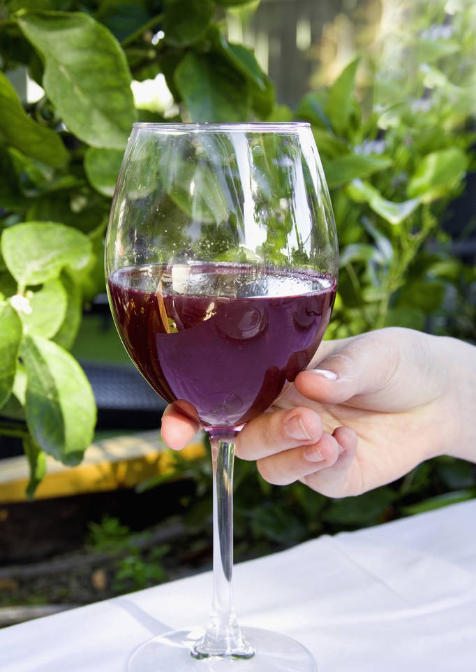 且借杯盏,敬自己一杯酒,敬时光一杯酒,感谢自己