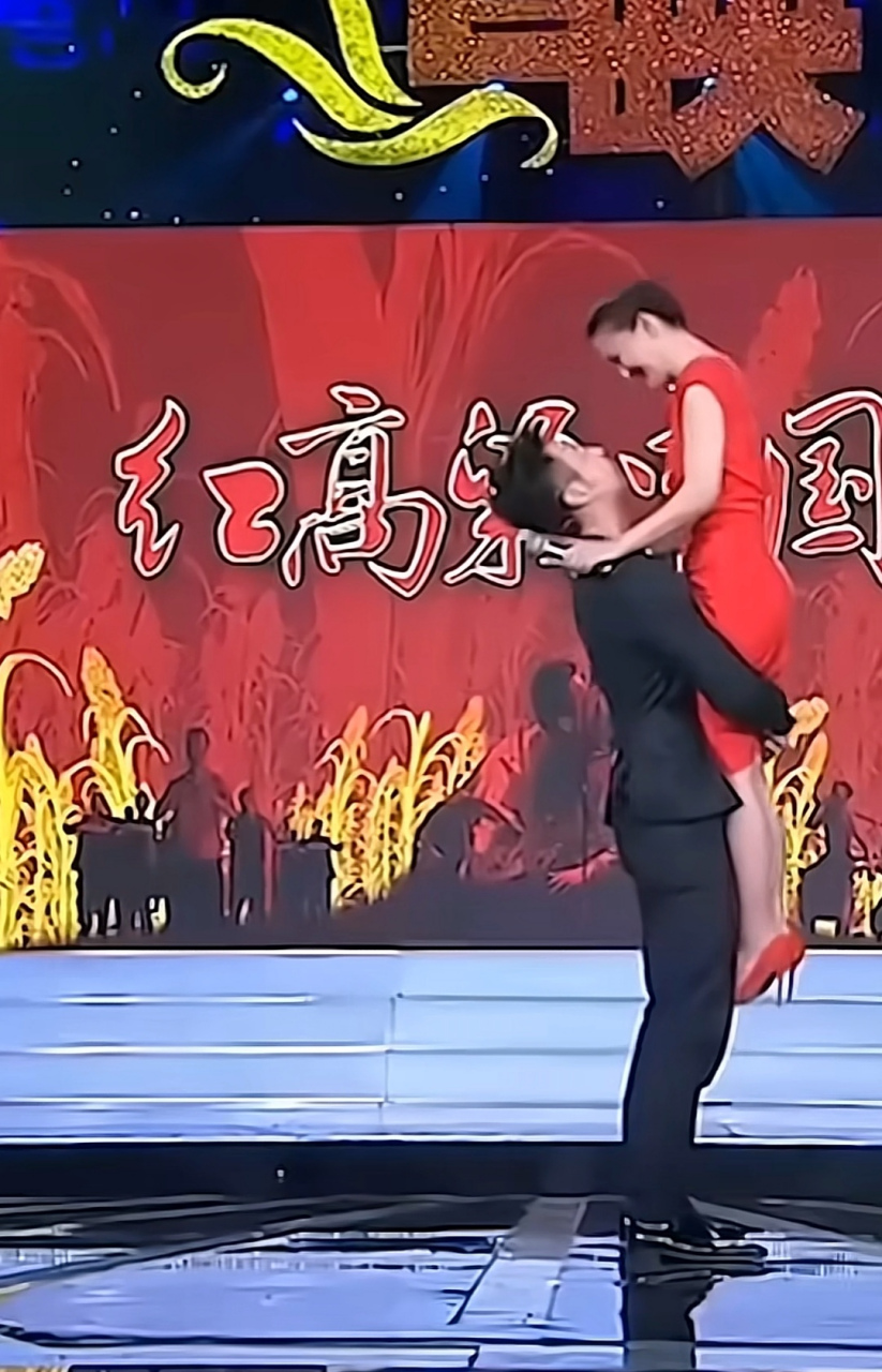 周迅和朱亚文宣传《红高粱》