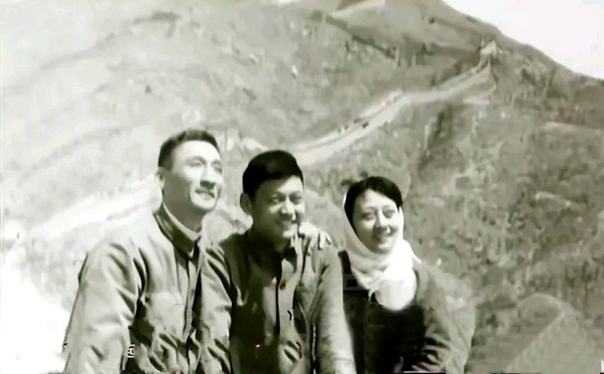 70年代初,著名电影女演员王晓棠(右一)与丈夫言小鹏(左)和儿子言群游