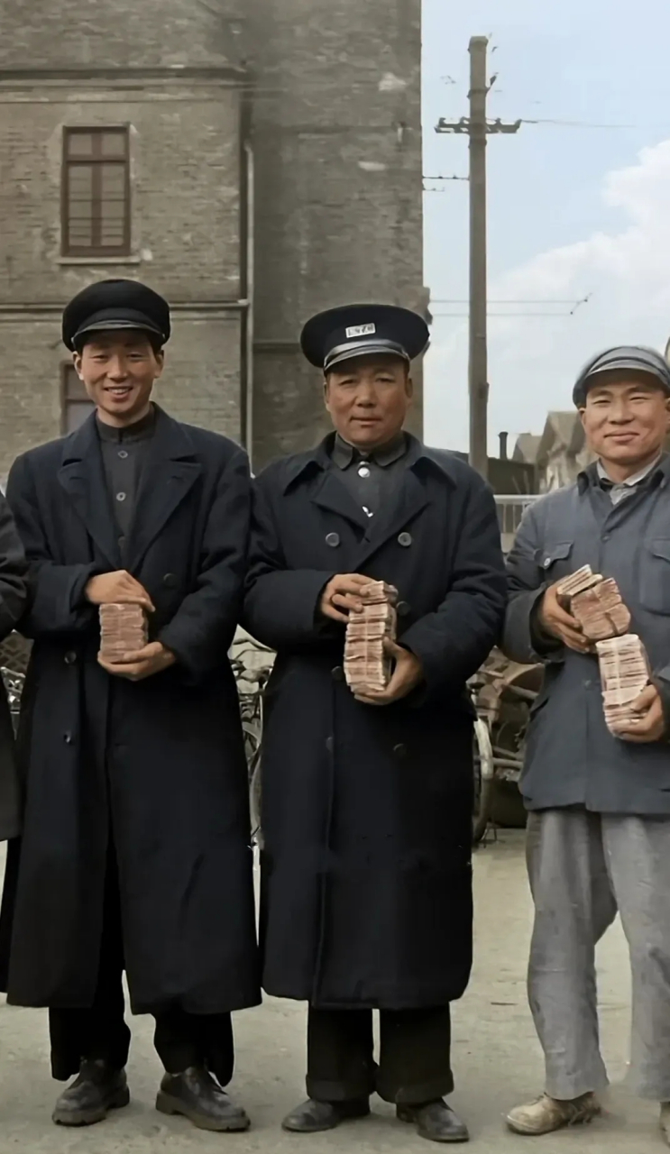 中间的人像极了天津站长吴敬中,领的钱不如右边的多.