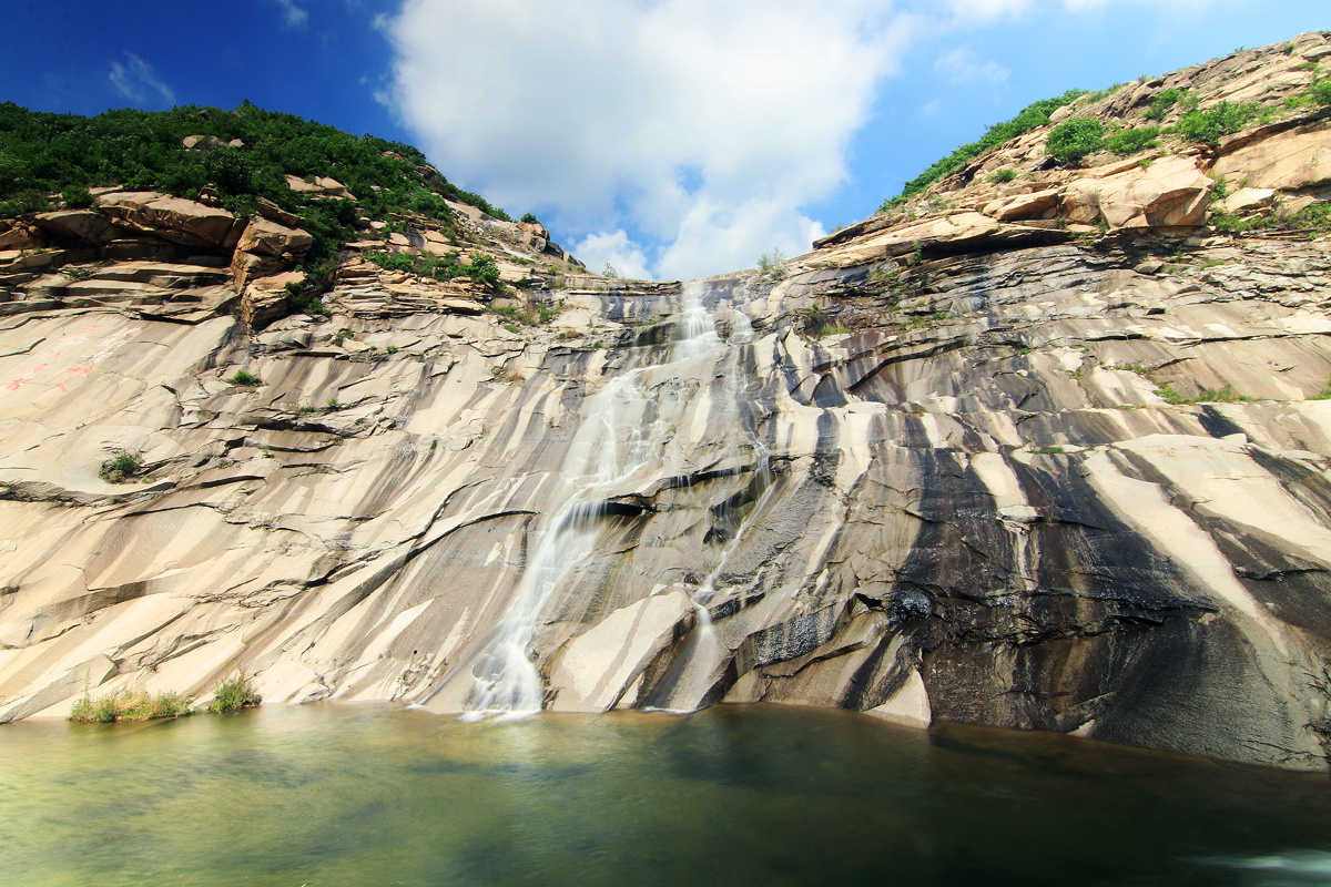 辽宁盖州雪帽山溪水清清 瀑布如雪