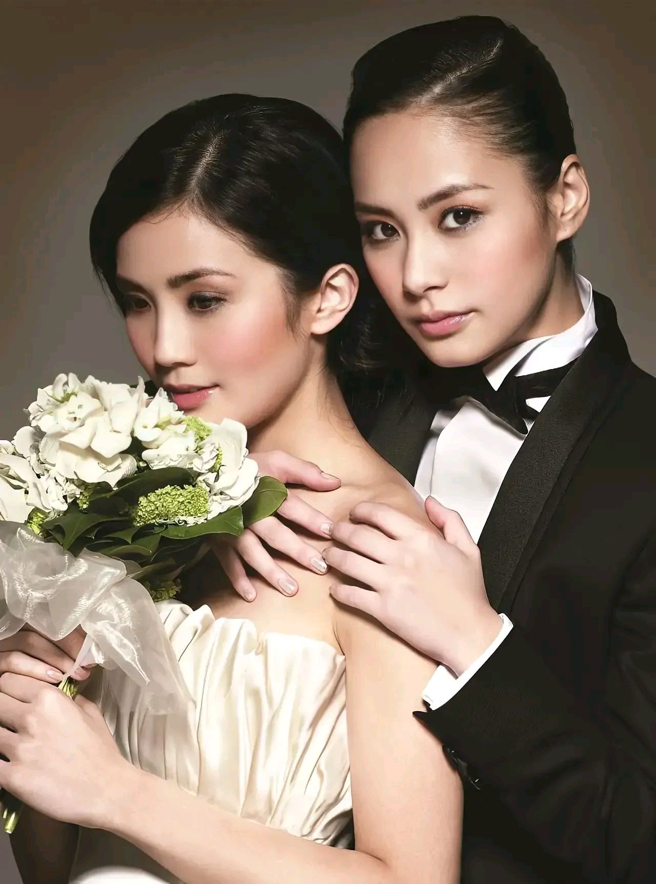 蔡卓妍钟欣潼合影,亲密无间,友谊长存