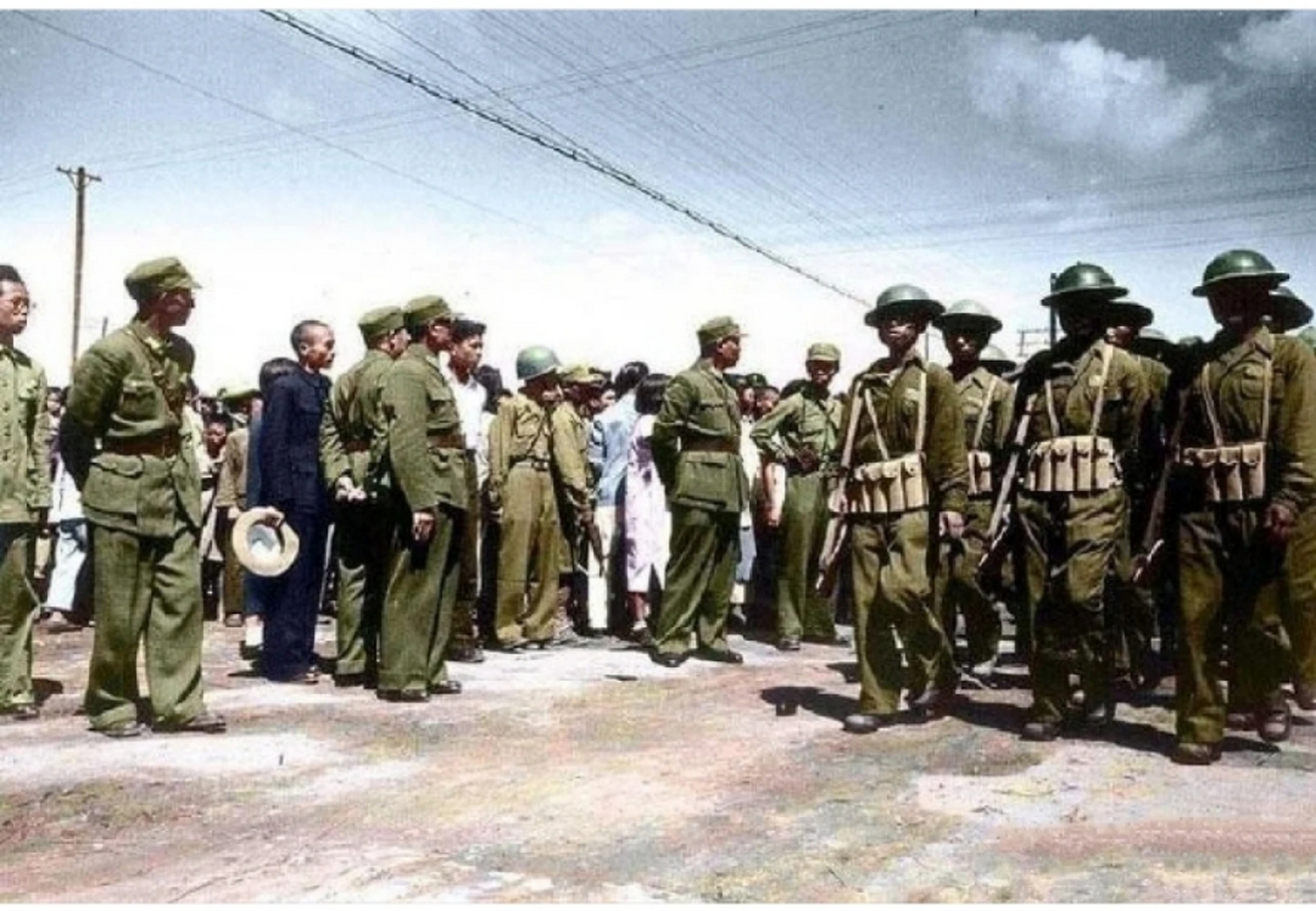 1945年,国民新六军举行凯旋仪式,他们装备精良,戴着头盔,很有气质!