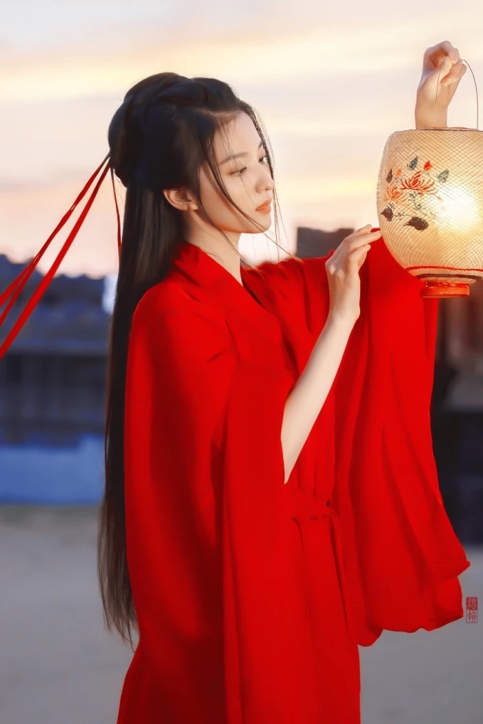 王楚然一袭红衣,艳丽又仙气,是位浓颜美女