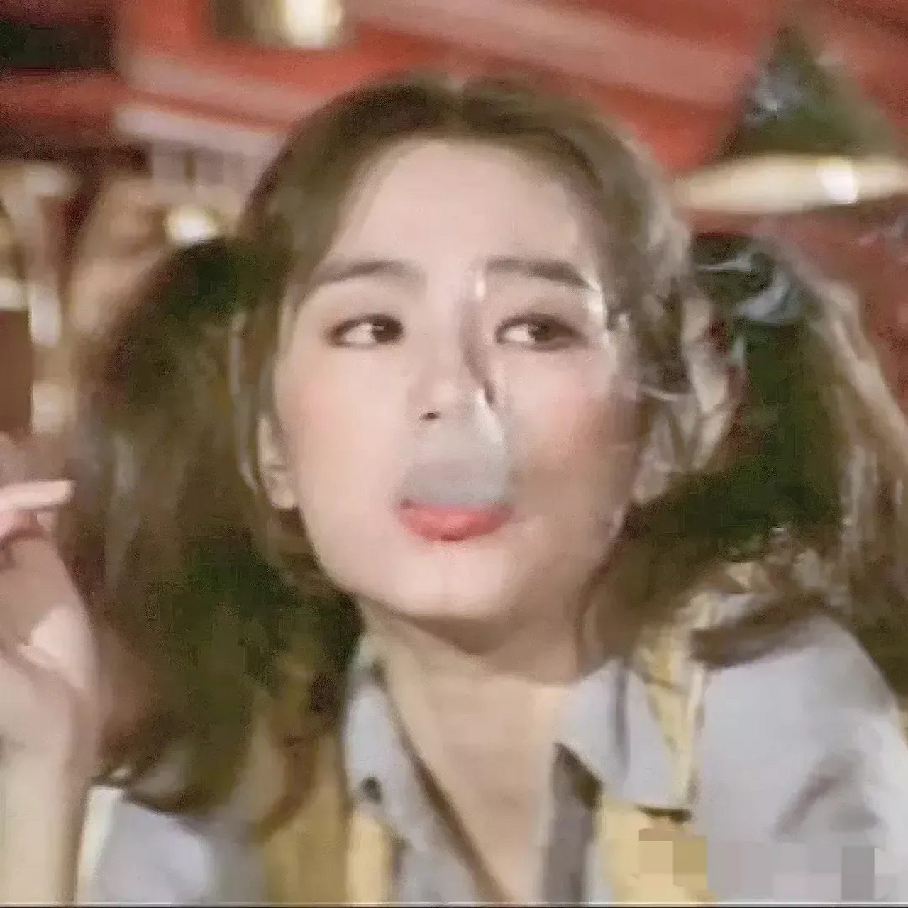 打死也不信,这抽烟的可爱小姑娘是林青霞 #动态创作者扶持计划# #每日