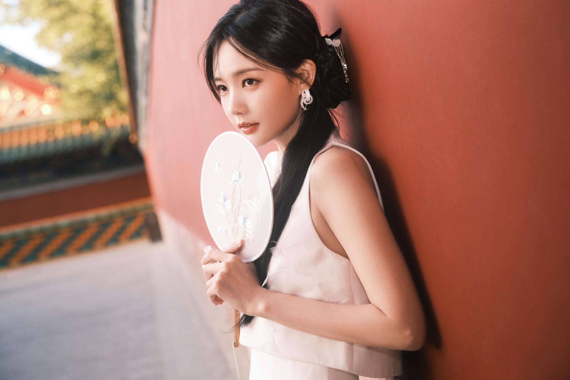 李一桐新中式造型好温柔 手执团扇侧颜优越