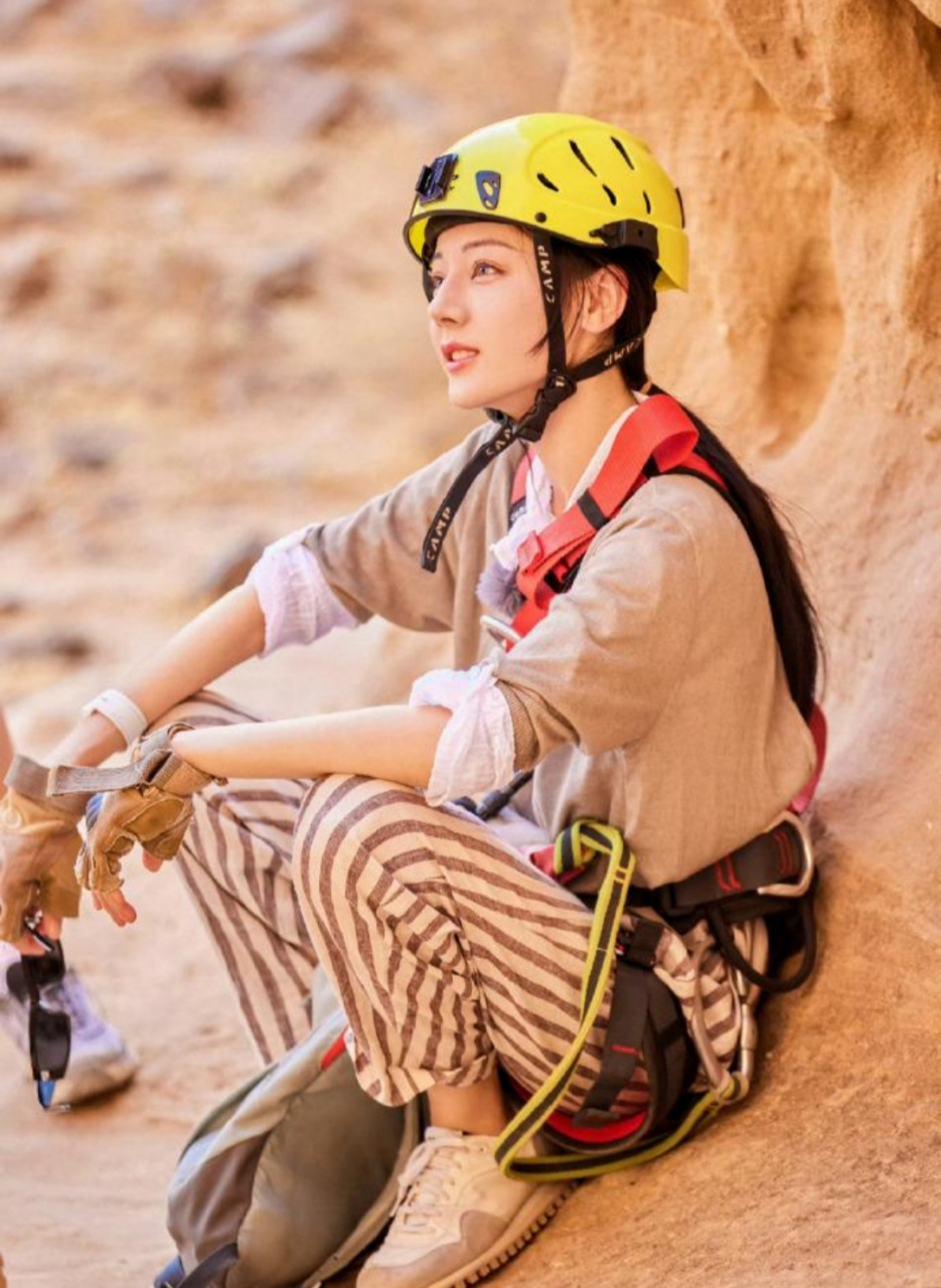 近日,迪丽热巴在录制综艺节目《花儿与少年丝路季》时,由于没有化妆师