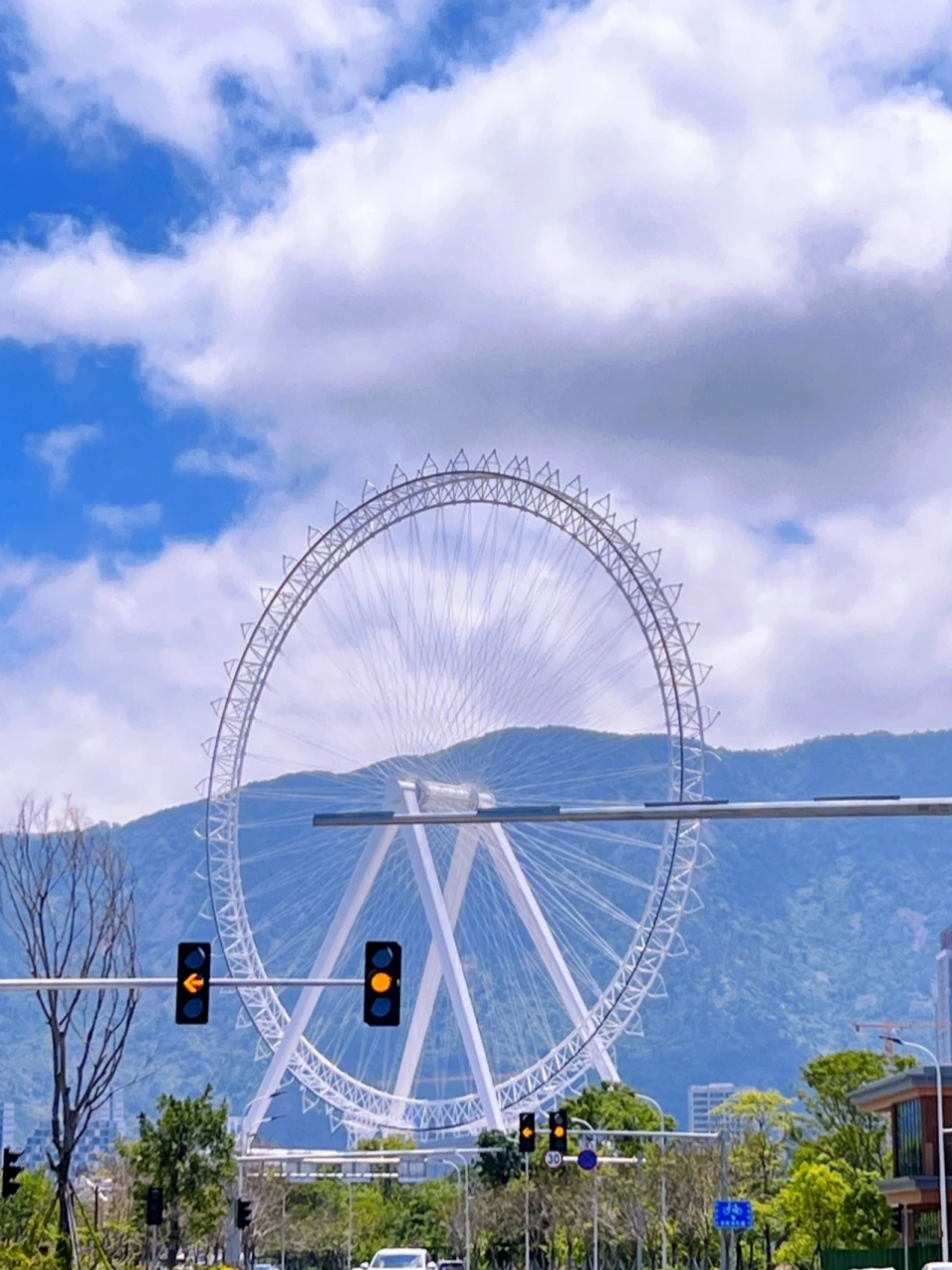 福州晋安湖的摩天轮虽然现在还没开放,但确实很赏心悦目.
