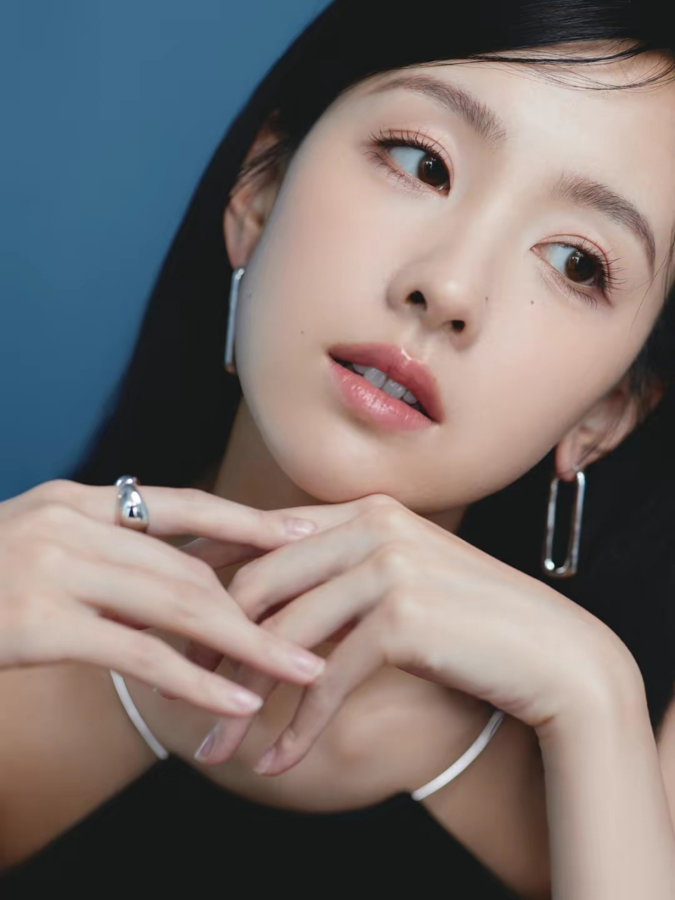 黑色挂脖露背长裙太美了 近日女星陈都灵发布了一组写真,照片中陈都灵