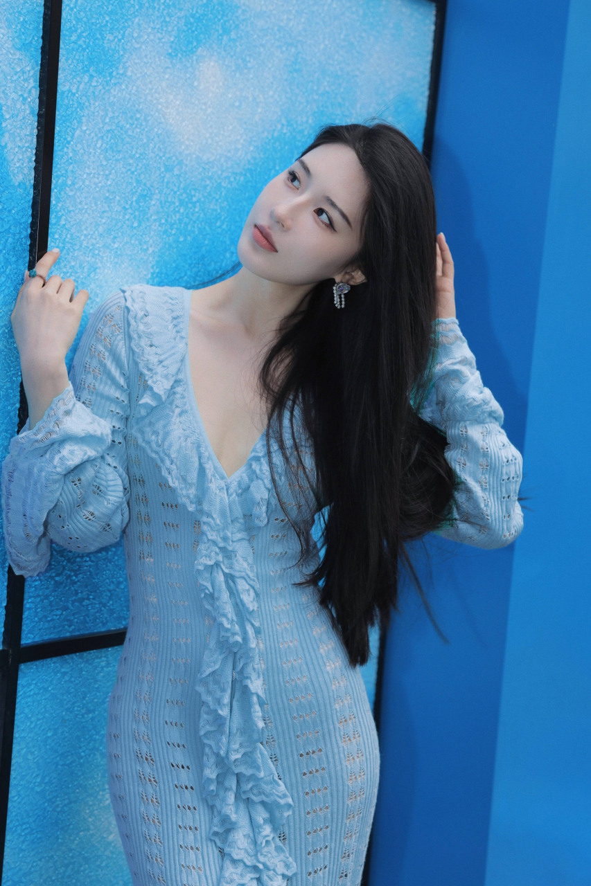 微博女神于雯,深v蓝色长裙,气质一点也不输明星#时尚穿搭# #美女