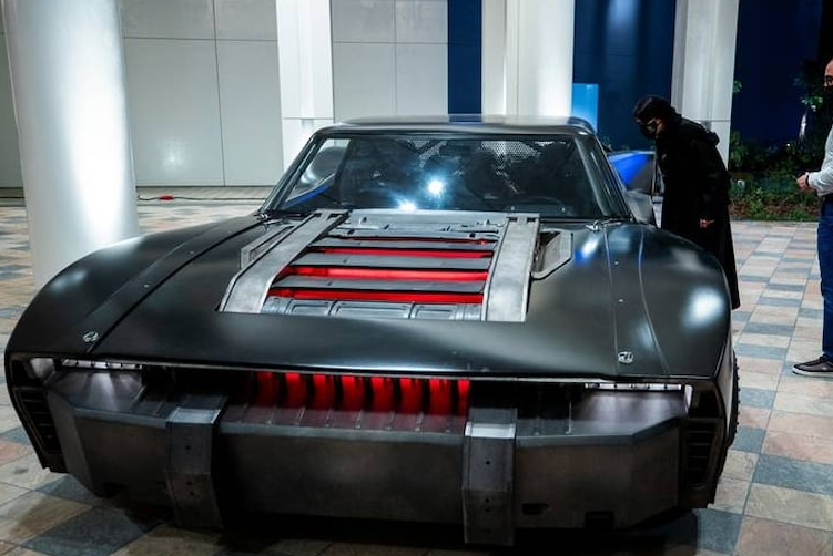 新蝙蝠侠预告片显示更多蝙蝠车疯狂