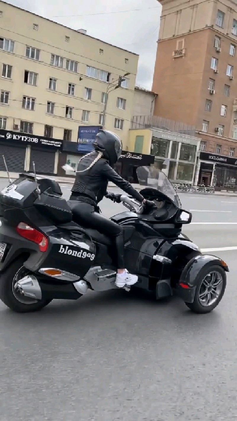 妹子骑三个轮子的摩托车