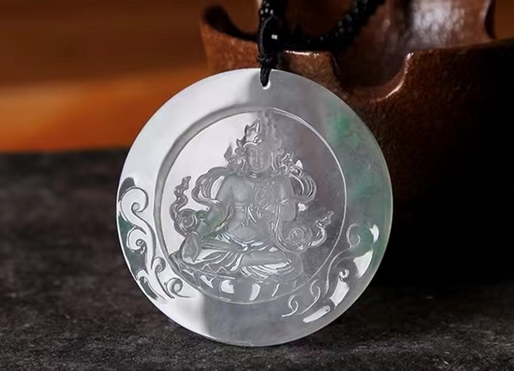 手镯心做的一件牌子挂件,厚装料老冰感好,从开脸就知道雕工精致,雕刻