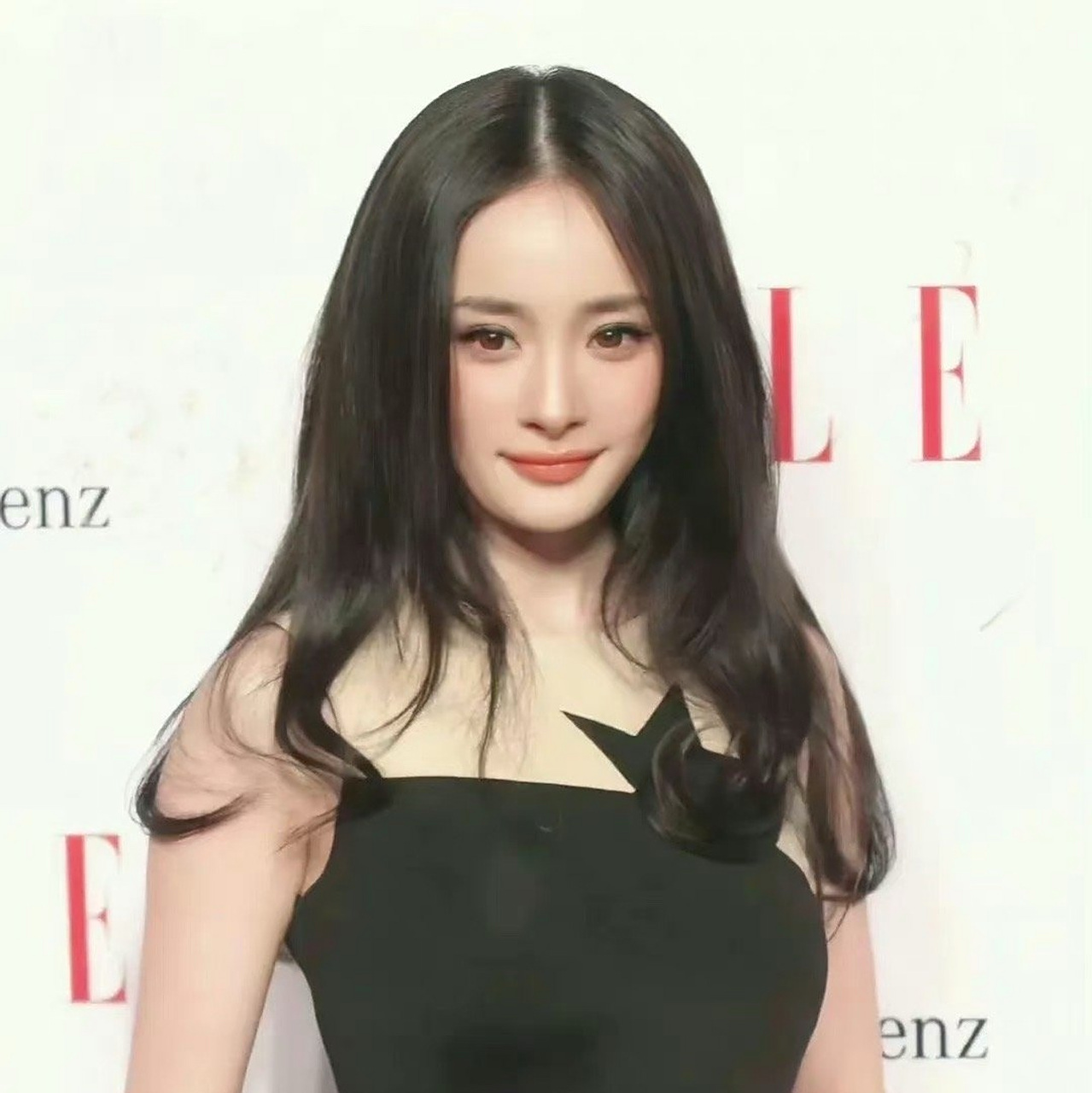 杨幂刚签公司时期的照片,好饱满的脸,脸也没那么方,真的有点像娃娃!