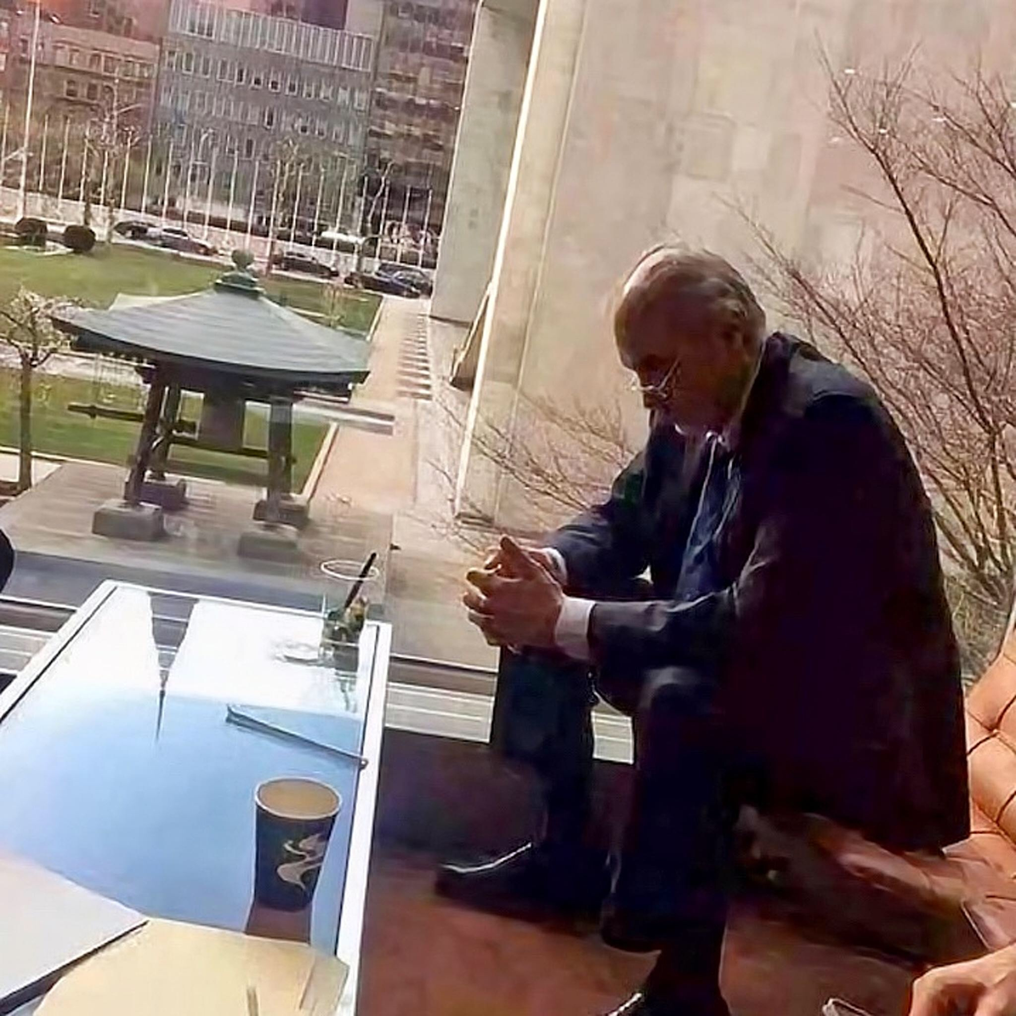 弱国无外国,叙利亚外交官的落寞背影,刺痛无数中国人的心