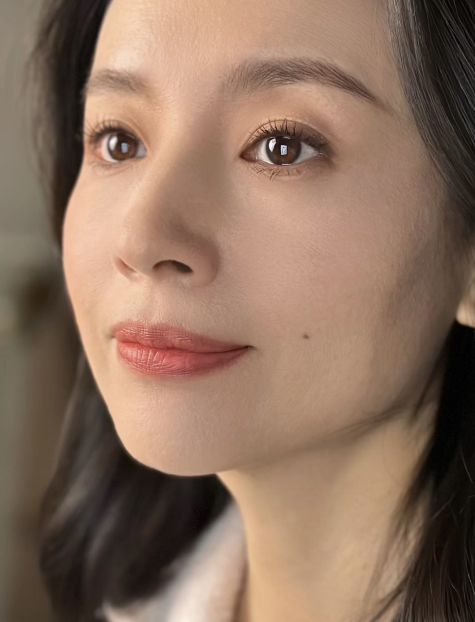 董洁妆后照! 她的五官真的很优越,尤其鼻子,太好看了!