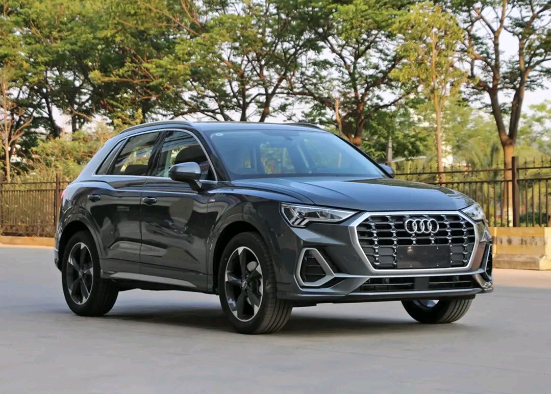 2021款奥迪q3到店实拍,车长4495mm,2.0t 220匹,低配仅27.18万