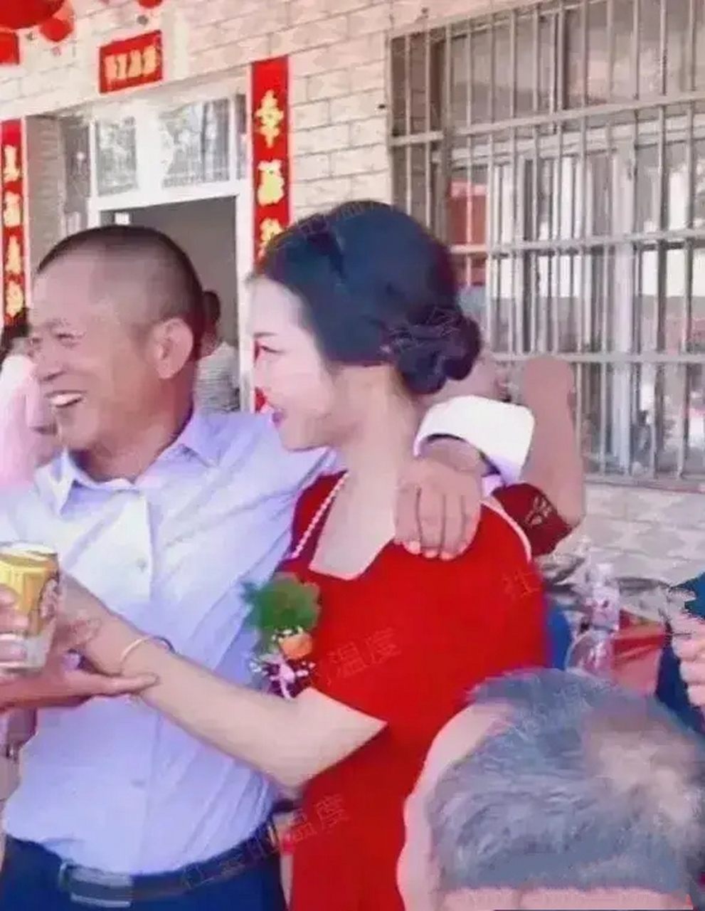 老公公搂着儿媳妇挨桌敬酒,这成何体统?