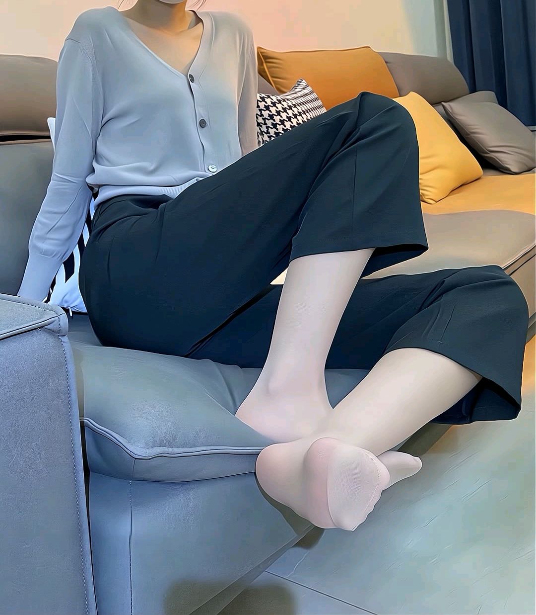 经典西裤搭配肉色薄款打底裤