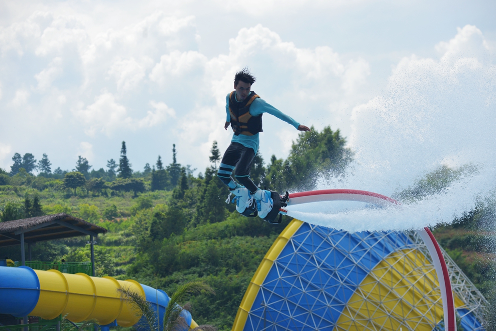 贵州遵义:黔北娄山水上乐园开启冰凉一夏