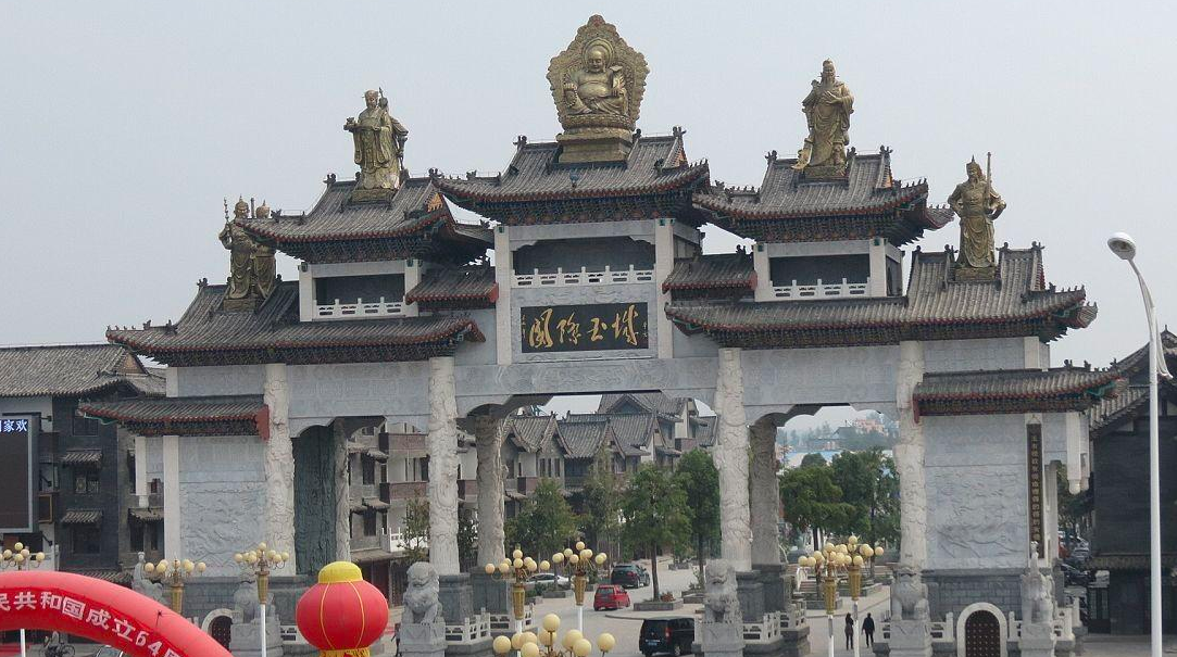 镇平县是"中华玉都",拥有中国最大的玉雕产品交易集散地