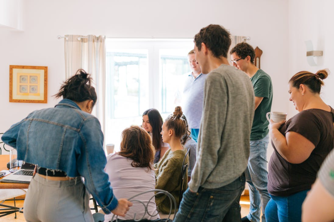 研究社会经济地位对亲社会行为的影响,有利于促进群体间互相理解