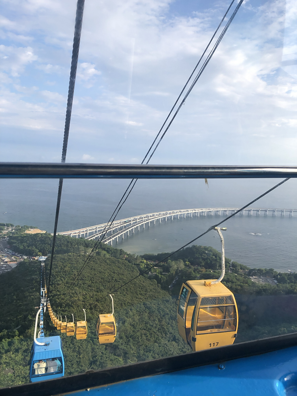 大连莲花山观景台索道缆车俯瞰星海湾大桥