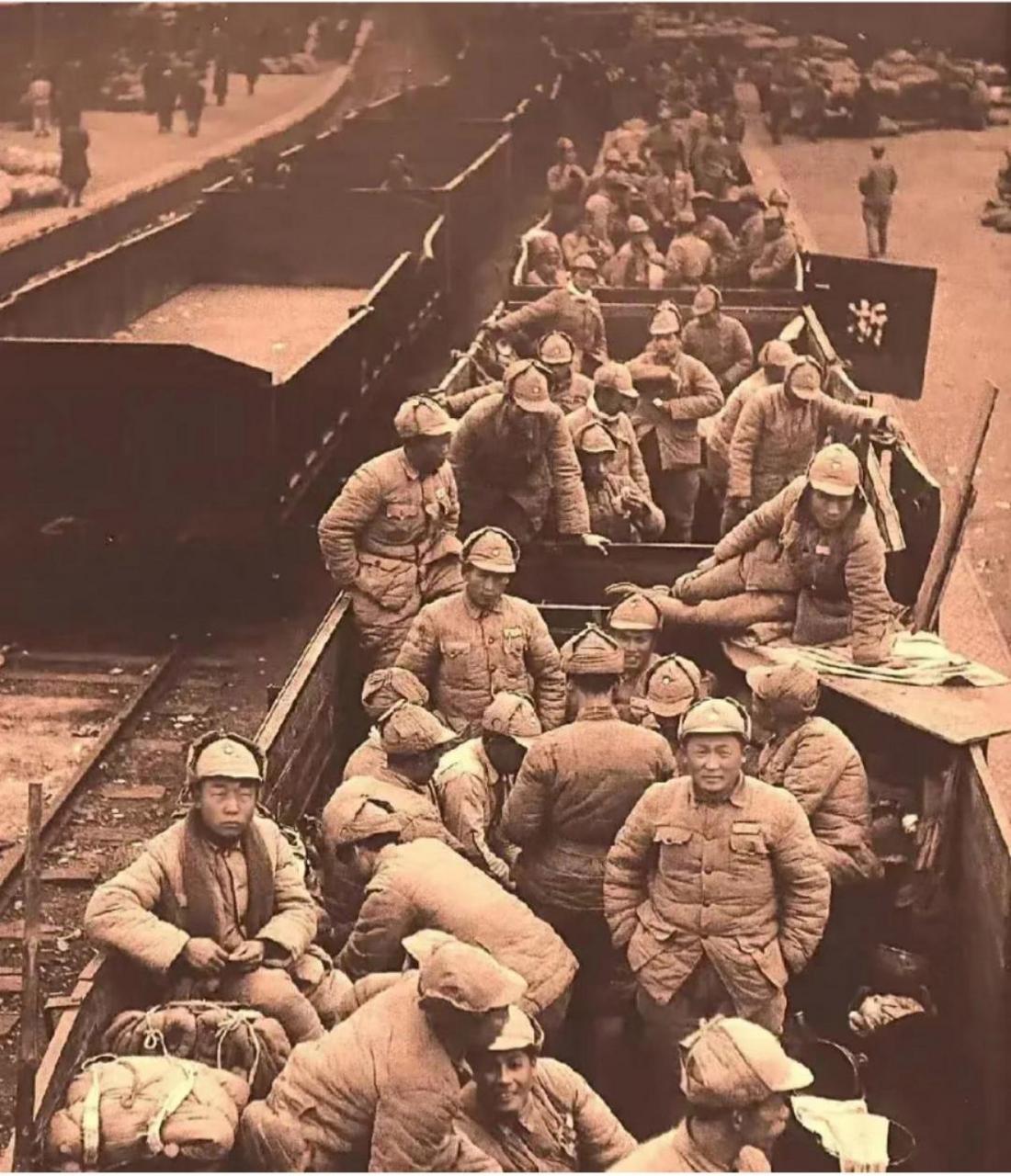 1949年新中国成立之后,真实的国民党兵撤离大陆的场景,照片中他们一个