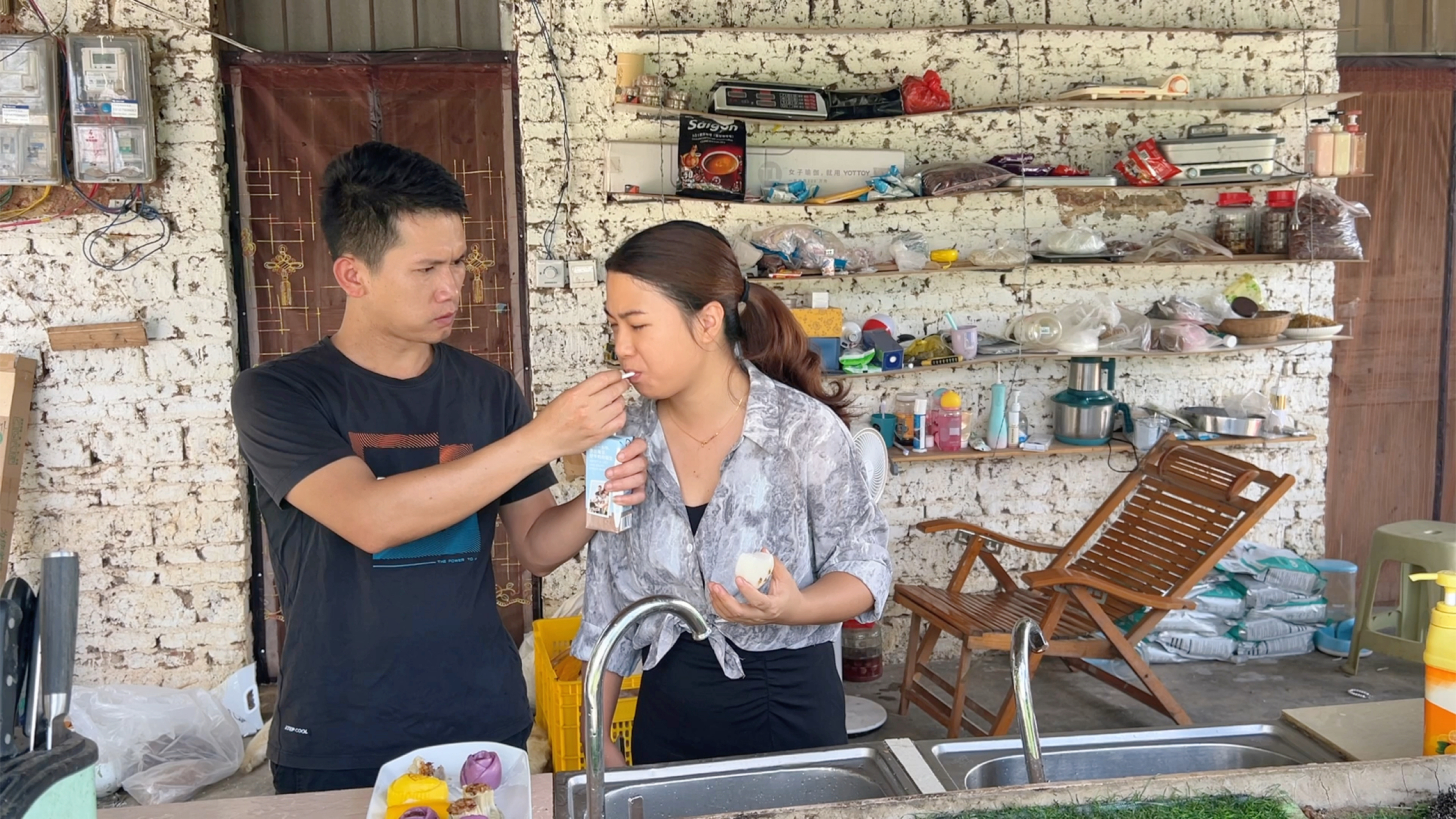 小九想去卖月饼,顺便回去看奶奶,问老谭愿不愿意去,听老谭咋说