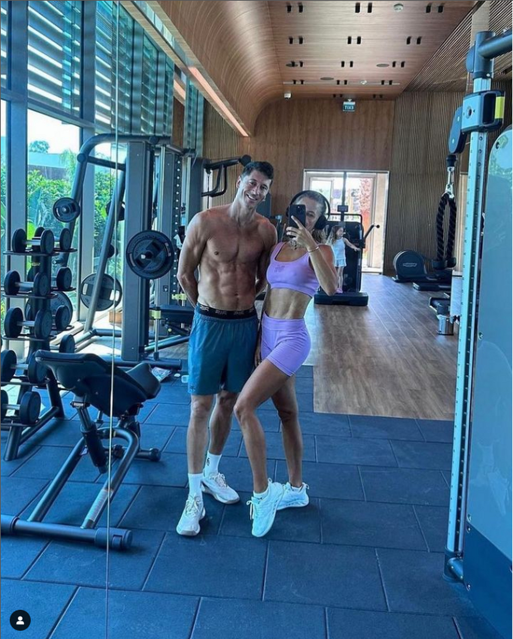 莱万这身材太炸裂了!八块腹肌[给力][给力][给力] #巴萨