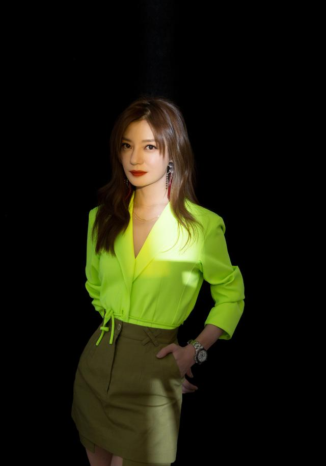 赵薇这次又搞事情!"圆规腿"配西装蓬蓬裙,瞬间美出新高度