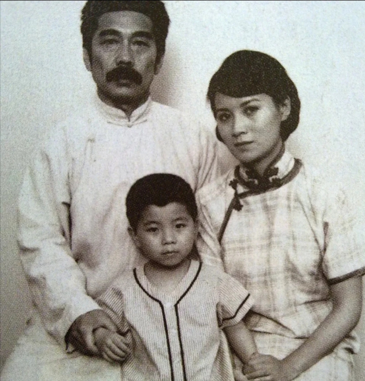 鲁迅先生与妻子许广平,儿子周海婴合影!