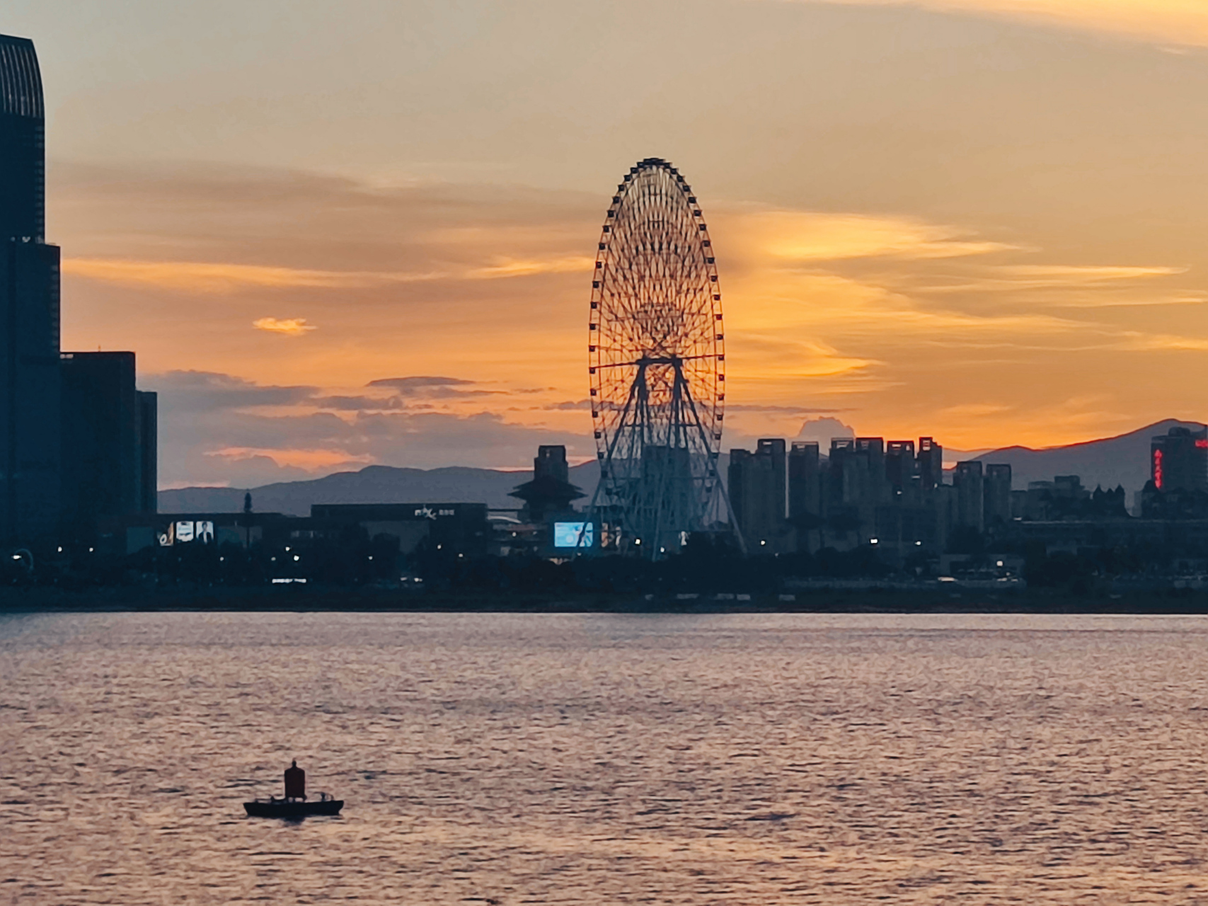 南昌朝阳江滩公园的落日#南昌# #落日余晖映晚霞一抹夕阳美如画