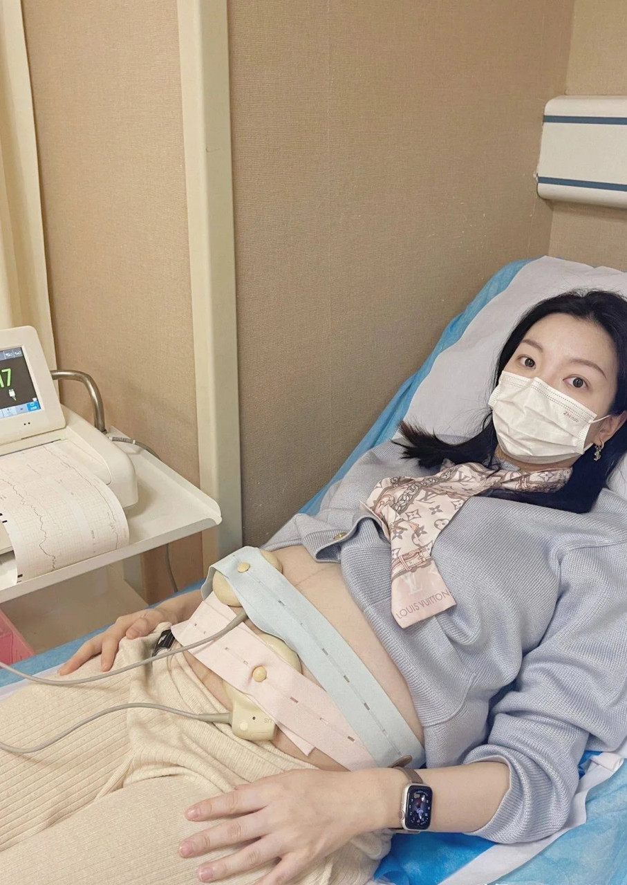 "一位女研究生在网上发文称,自己现在读研二了,怀孕有一个多月了,现在